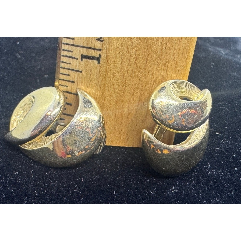 Vintage Trifari Gold Tone Swirl Clip On Earrings Modernist Sculptural Signed